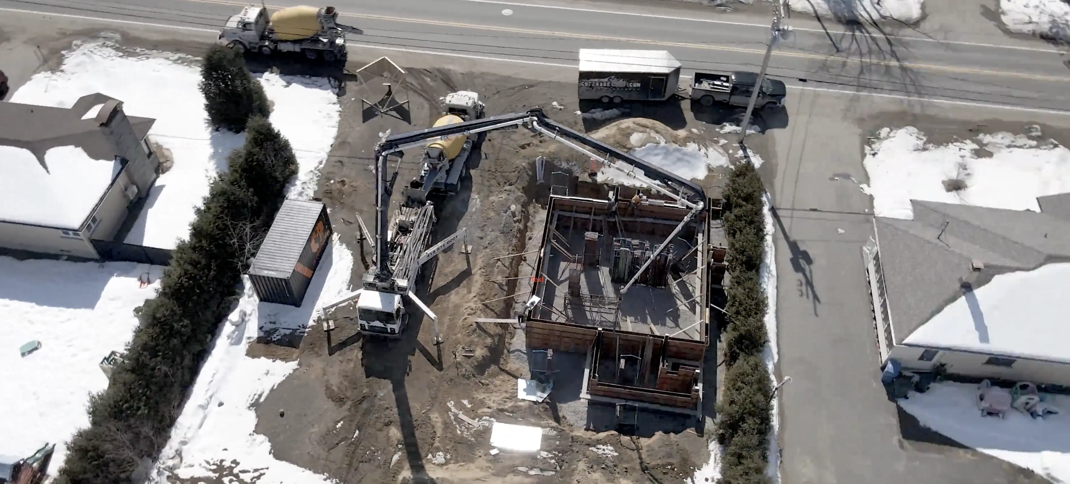 Flotte de véhicules de Gestion CP sur un chantier à Trois-Rivières, offrant des services de construction et rénovation.