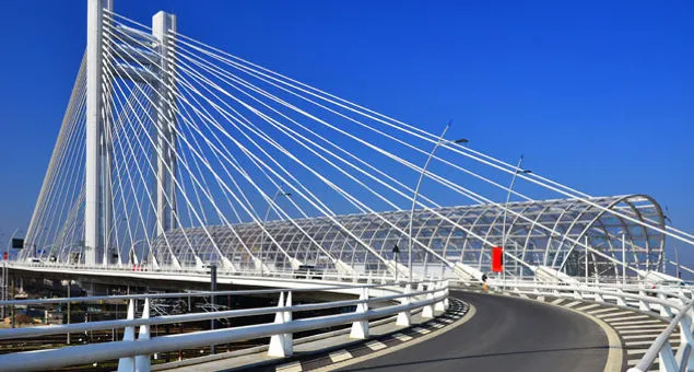 Pont moderne construit grâce aux services de génie civil de CP Construction, à Trois-Rivières.