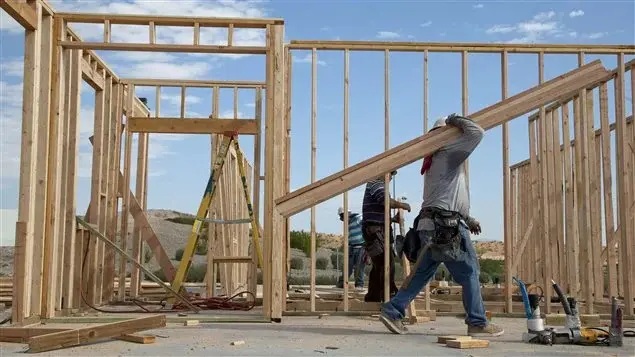 Travaux de construction résidentielle avec charpente en bois, réalisés par CP Construction à Trois-Rivières.